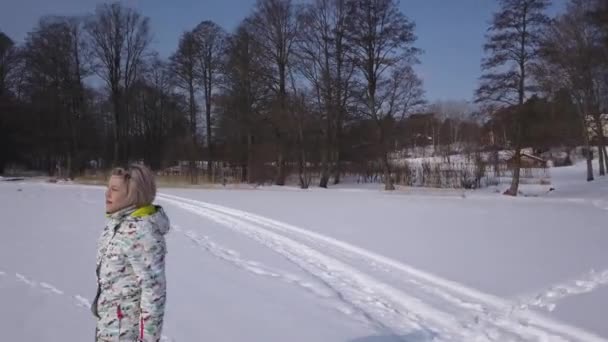 Počáteční Zblízka Pohled Ženu Kráčející Pak Oddálení Otáčí Odhalit Velké — Stock video