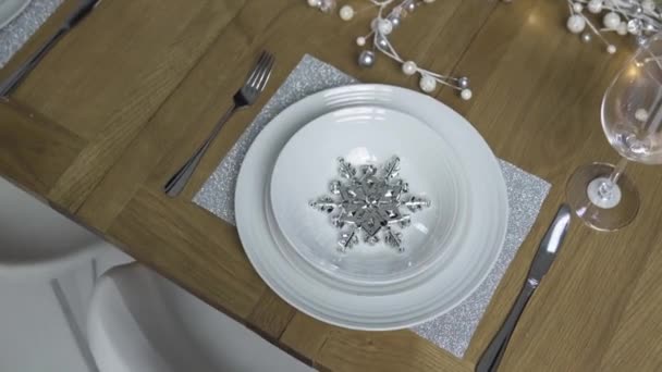 プレートと銀の雪の結晶とクリスマスディナーテーブル — ストック動画