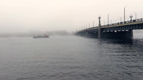 Barco Turístico Río Brumoso Gente Caminando Por Puente — Vídeo de stock