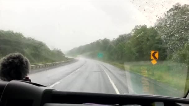 Wohnmobilfahren Bei Starkem Regen — Stockvideo