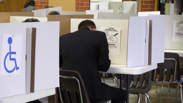 Parte Trás Cabeça Homem Votando Eleição Política Vestindo Terno — Vídeo de Stock