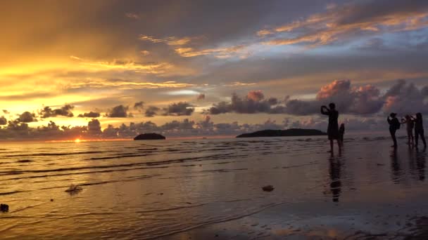 Malowniczy Kolorowy Zachód Słońca Plaży Tanjung Aru Mieście Kota Kinabalu — Wideo stockowe