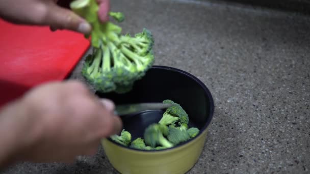 Cortando Florets Brócolis Crus Orgânicos Verdes Saudáveis Para Ferver Água — Vídeo de Stock