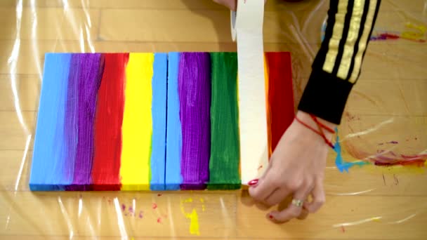 Bir Kadın Tuvale Renkli Çizgiler Çiziyor — Stok video