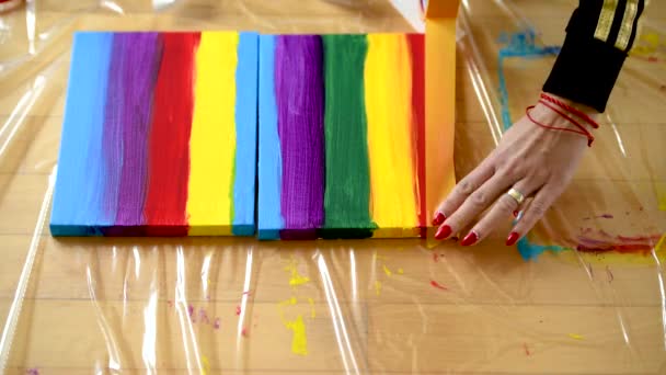 一个女人用彩绘带在画布上完成她的彩色条纹 — 图库视频影像