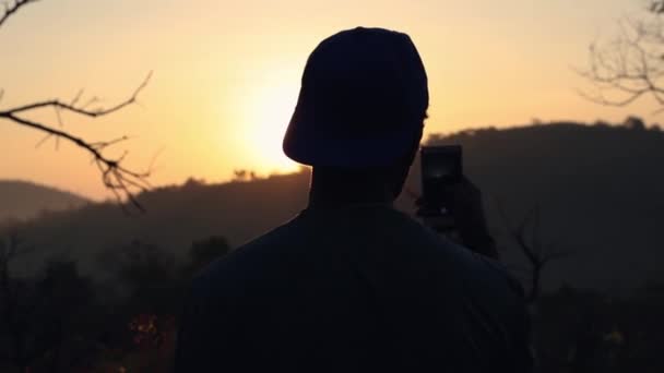 Facet Robi Zdjęcie Wschodu Słońca Smartfonie Komórkowym — Wideo stockowe