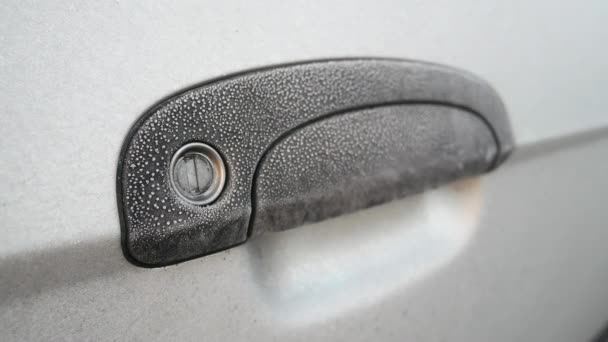 Κλειδί Εισάγεται Στο Κρύο Παγωμένο Κλειδαριά Πόρτα Του Αυτοκινήτου — Αρχείο Βίντεο