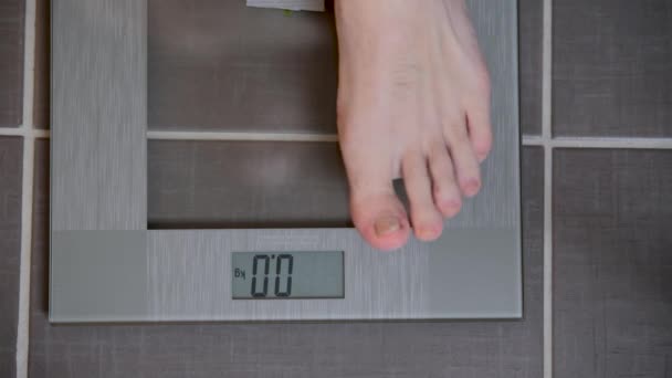 Homem Pisa Uma Escala Home Verifica Seu Peso Afasta — Vídeo de Stock