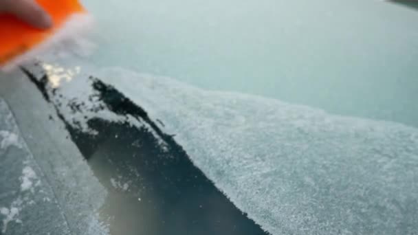 Rasgando Hielo Ventana Del Coche — Vídeos de Stock