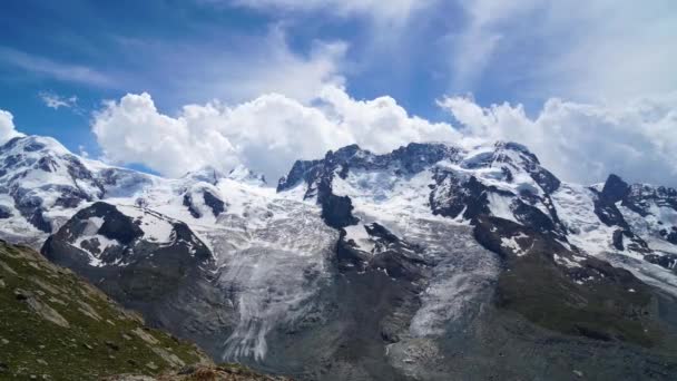 Včasný Průběh Tvorby Mraků Tlačení Větrem Nad Vrcholky Alpských Hor — Stock video