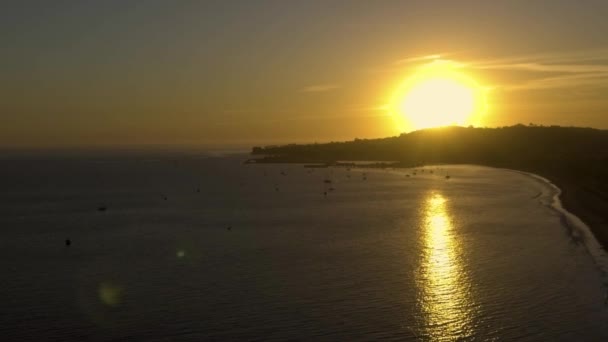 Dron Letící Nad Oceánem Santa Barbary Sledující Zářící Západ Slunce — Stock video
