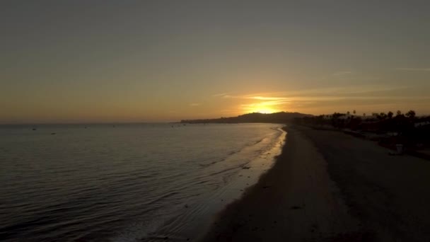 Dron Letící Nad Oceánem Santa Barbary Sledující Zářící Západ Slunce — Stock video