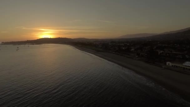 Drone Volando Sobre Océano Santa Bárbara Observando Vibrante Puesta Sol — Vídeo de stock