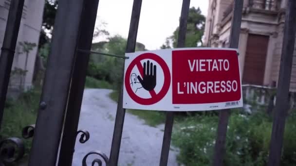 Olaszországban Nincs Belépő Tábla Kapun — Stock videók