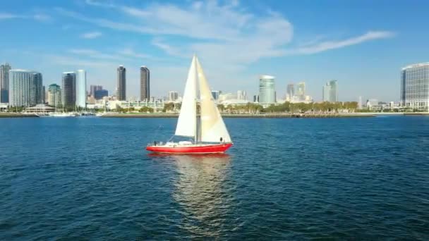 Red Sailboat San Diego Bay View San Diego Skyline — ストック動画
