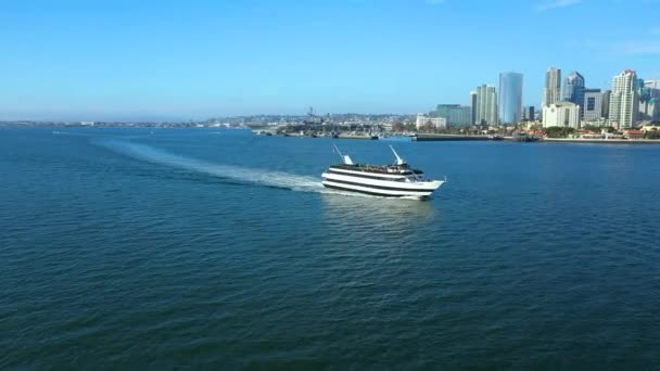 圣地亚哥精神旗舰巡航的空中飞越圣迭戈湾 背景是圣地亚哥市中心 — 图库视频影像