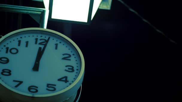 Часы Японской Ночной Улице — стоковое видео