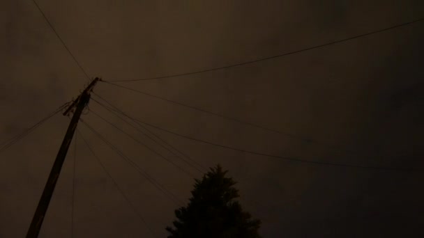 Mirando Hacia Arriba Las Líneas Eléctricas Contra Cielo Nocturno Nublado — Vídeo de stock