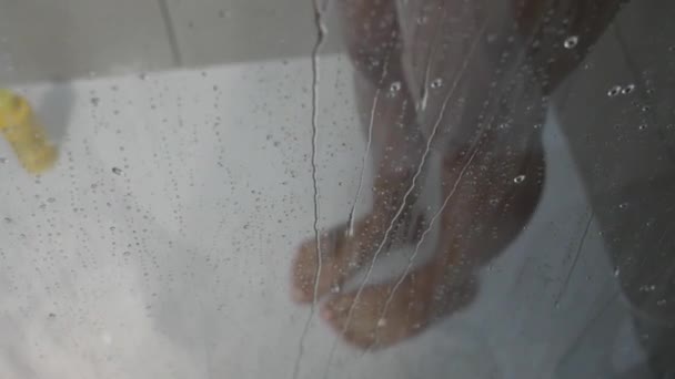 Patrząc Dół Nogi Kobiety Przez Czyste Drzwi Prysznica Jak Bierze — Wideo stockowe