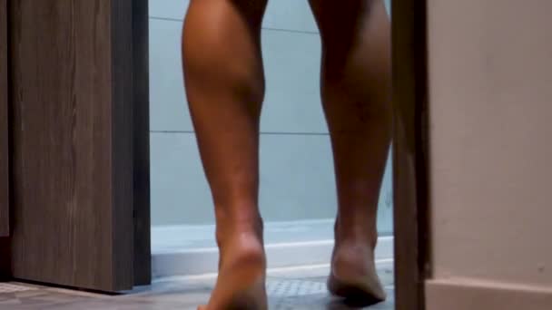 彼女は彼女のタオルをドロップし シャワーに入ると女性の足の低角度ビュー — ストック動画