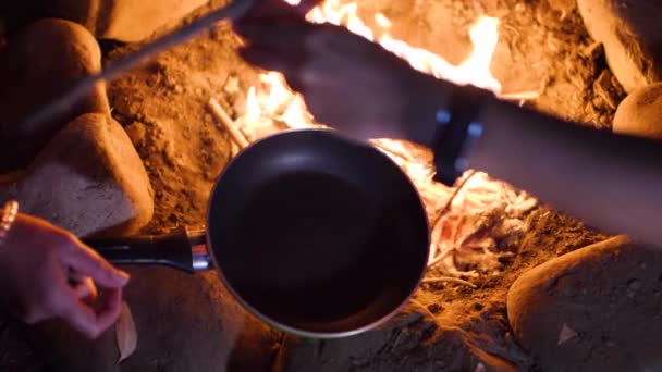 Slow Motion Cracking Egg Frying Pan Campfire — 图库视频影像