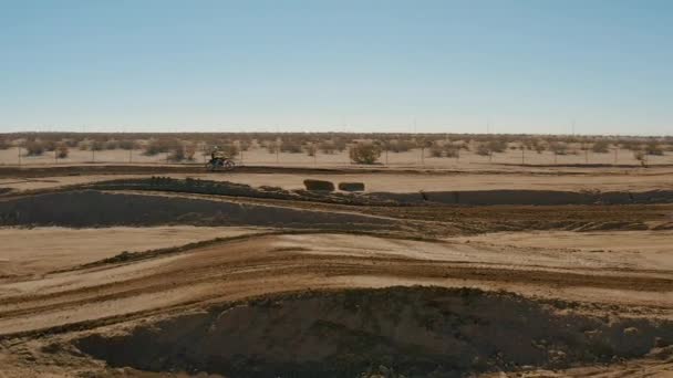 Vista Aérea Cámara Lenta Motocross Pista Tierra Desierto Mojave — Vídeos de Stock