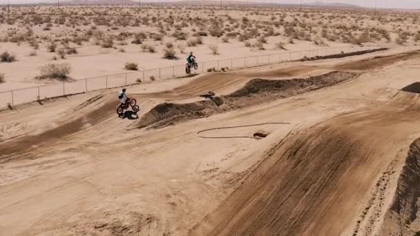 Beim Rennen Der Motocross Fahrer Slowmo Über Die Piste Fliegen — Stockvideo