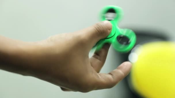 Jogando Com Fidget Spinner Lento Movimento Tiro Brinquedo Popular — Vídeo de Stock