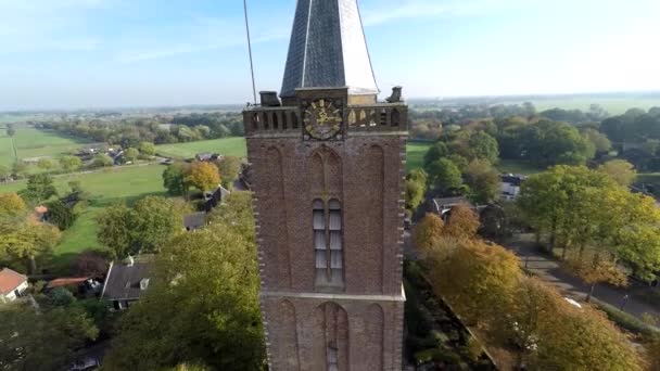 教会の時計から飛び去るドローン — ストック動画