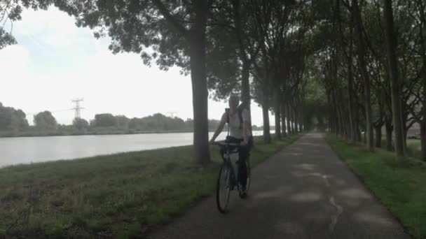 네덜란드에서 여자가 자전거를 속도로 — 비디오