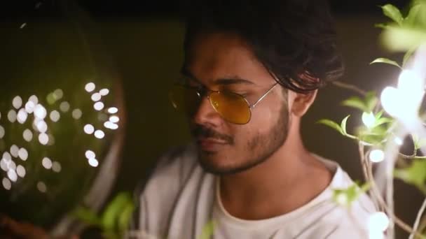 Молодой Азиатский Гомосексуальный Гей Украшает Место Красочными Огнями Празднования Дивали — стоковое видео