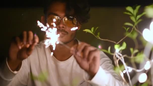 Красивый Стильный Молодой Мужчина Играет Фейерверками Петардами Бенгальскими Огнями Отпраздновать — стоковое видео