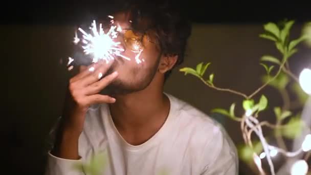Divertido Joven Asiático Juega Con Fuegos Artificiales Galletas Noche Cerca — Vídeo de stock