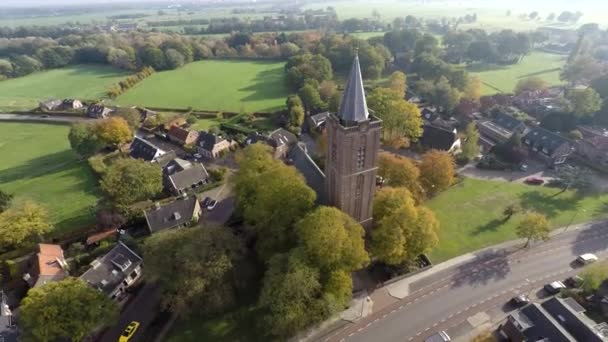 Kırsal Kesimdeki Kilisenin Etrafında Uçuşan Insansız Hava Aracı — Stok video
