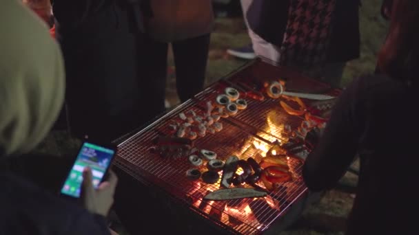 Pohled Shora Rameny Lidí Grilování Hub Klobásy Kuře Lilku Bbq — Stock video