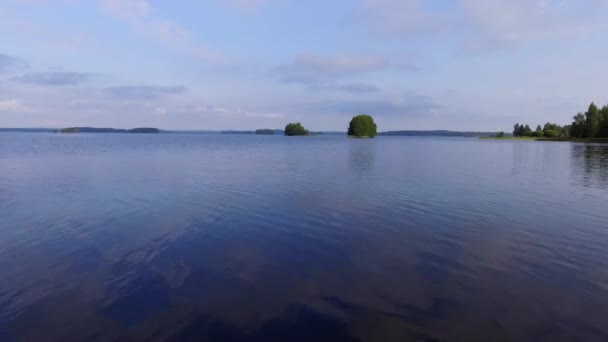 Drone Decolando Lago Calmo Finlândia — Vídeo de Stock