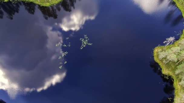 Вражаючі Повітряні Кадри Спокійного Лісового Озера Фінляндії Хмари Відбиваються Від — стокове відео