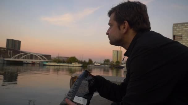 Close Jovem Comendo Batatas Fritas Fora Saco Assegurando Pôr Sol — Vídeo de Stock