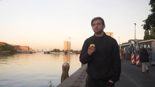 Video Hombre Caminando Por Muelle Ámsterdam Comiendo Una Manzana Atardecer — Vídeos de Stock