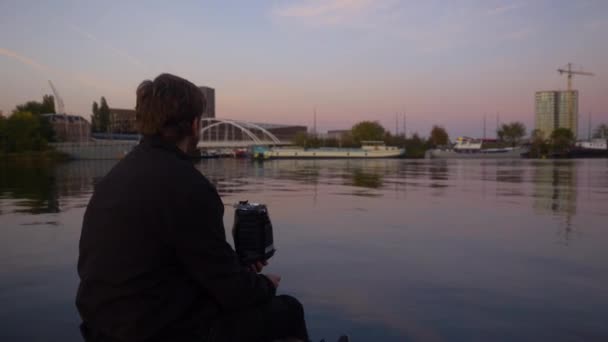 Video Dietro Giovane Seduto Sul Bordo Molo Che Guarda Fuori — Video Stock