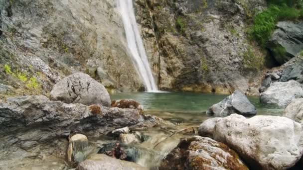 Tiro Una Cascada Parque Nacional Theti Albania — Vídeos de Stock