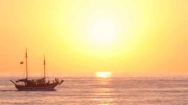 Loď Plující Vlnité Vodě Otevřeném Moři Při Západu Slunce — Stock video