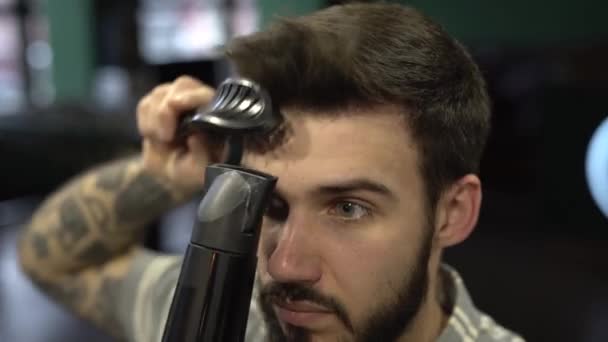 Молодий Красивий Бородатий Чоловік Розчісує Волосся Гребенем Феном — стокове відео