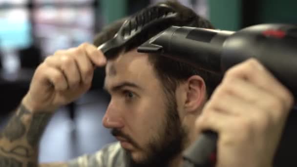Молодий Красивий Бородатий Чоловік Розчісує Волосся Гребенем Феном — стокове відео