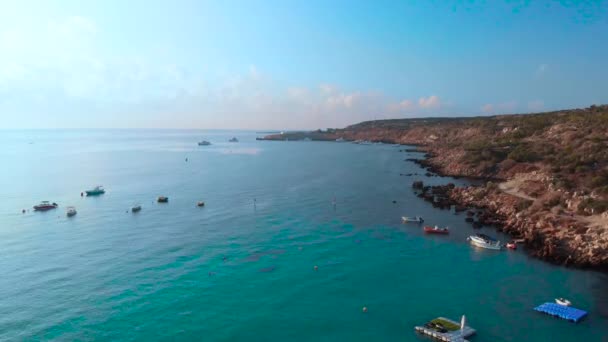 Rising Aerial Drone Shot Coast Konnos Bay — Vídeo de Stock