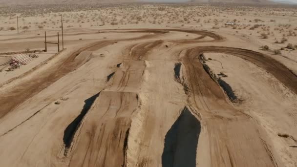 Flying Backwards Desert Motocross Circuit Rider Races Camera — 图库视频影像