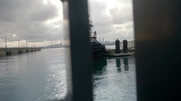 Турецький Човен Прикріплений Причалу Виявили Через Набережні Перила — стокове відео