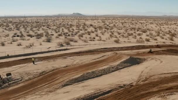 Aerial Tracking Pan Motocross Rider Jumping Catching Air Desert Circuit — ストック動画