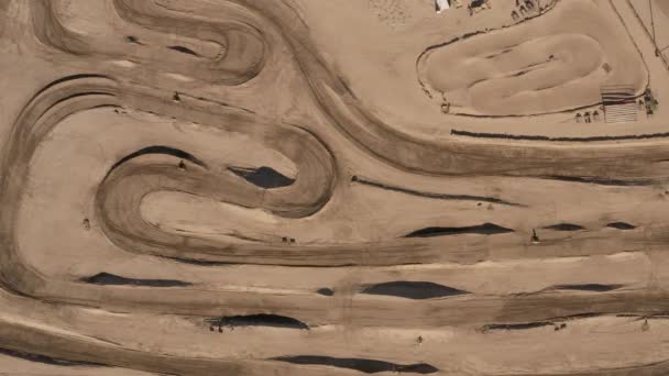 Birds Eye View Motocross Racing Circuit California Mojave Desert Aerial — 图库视频影像