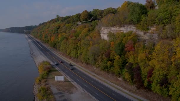 Aerial River Road Bluffs Pans Left Reveal Mississippi River — Vídeos de Stock